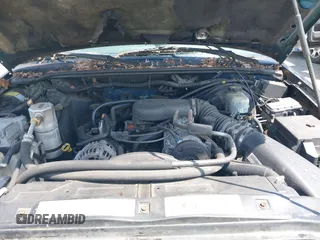 2002 Chevrolet Blazer LS z VIN 1GNDT13WX2K101236, wystawiony jako IAAI lot #42198292 z przebiegiem 193 731 mil mil oraz . Historia ofert i sprzedaży dostępna na DreamBid. Obrazek 10.