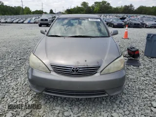 2005 Toyota Camry STD z VIN 4T1BE32K25U594905, wystawiony jako Copart lot #55049485 z przebiegiem 248 289 mil mil oraz Czysty tytuł • Clean title. Historia ofert i sprzedaży dostępna na DreamBid. Obrazek 5.