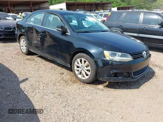 2013 Volkswagen Jetta SE z VIN 3VWDX7AJ8DM285270, wystawiony jako IAAI lot #42328752 z przebiegiem 181 942 mil mil oraz . Historia ofert i sprzedaży dostępna na DreamBid. Obrazek 1.