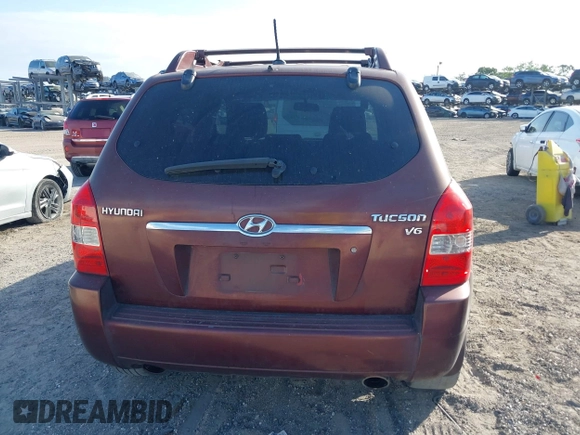2008 Hyundai Tucson SE with VIN KM8JN12D28U913130, listed as a IAAI auction lot 41915402 with 208,907 mi miles. Bid and sale history available at carsss.com. Image 17.