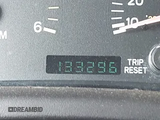 2000 Jeep Cherokee z VIN 1J4FF48S2YL190863, wystawiony jako IAAI lot #42820115 z przebiegiem 133 296 mil mil oraz . Historia ofert i sprzedaży dostępna na DreamBid. Obrazek 12.