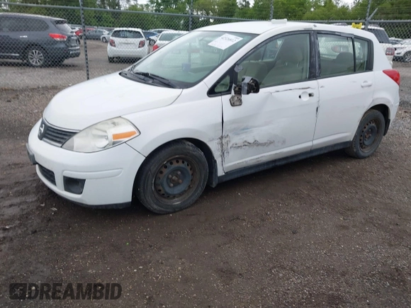 2009 Nissan Versa SL z VIN 3N1BC13E19L401296, wystawiony jako IAAI lot #42326812 z przebiegiem 178 756 mil mil oraz . Historia ofert i sprzedaży dostępna na DreamBid. Obrazek 2.