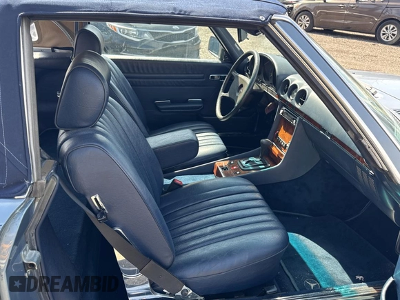 1985 Mercedes-Benz 380 z VIN WDBBA45C0FA019441, wystawiony jako Copart lot #51792005 z przebiegiem 83 718 mil mil oraz Czysty tytuł • Clean title. Historia ofert i sprzedaży dostępna na DreamBid. Obrazek 5.