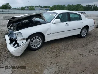 2006 Lincoln Town Car Signature z VIN 1LNHM81W36Y607265, wystawiony jako Copart lot #58783145 z przebiegiem 121 075 mil mil oraz Nie do naprawy • Non repairable. Historia ofert i sprzedaży dostępna na DreamBid. Obrazek 1.