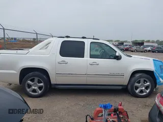 2012 Chevrolet Avalanche LTZ z VIN 3GNMCGE04CG103276, wystawiony jako IAAI lot #41913522 z przebiegiem 139 633 mil mil oraz . Historia ofert i sprzedaży dostępna na DreamBid. Obrazek 13.