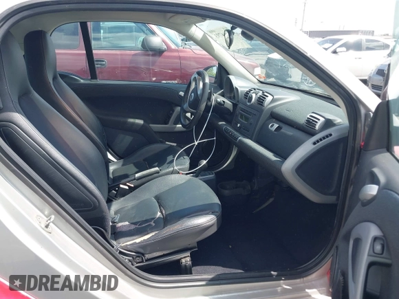 2009 Smart fortwo Pure z VIN WMEEJ31X59K245895, wystawiony jako IAAI lot #42266793 z przebiegiem 120 497 mil mil oraz . Historia ofert i sprzedaży dostępna na DreamBid. Obrazek 5.
