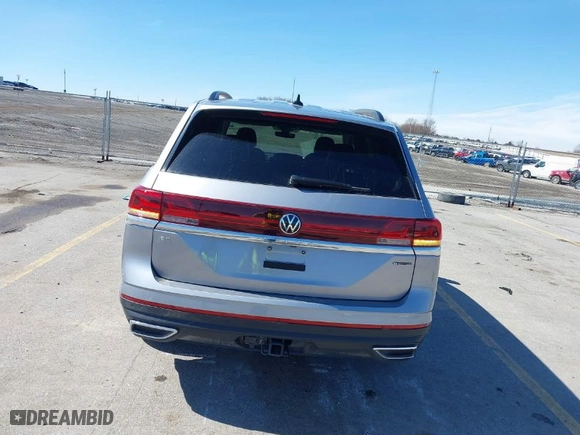 2024 Volkswagen Atlas 2.0T SE w/Technology with VIN 1V2HR2CA5RC569705, listed as a IAAI auction lot 41838594 with 27,519 mi miles. Bid and sale history available at carsss.com. Image 17.
