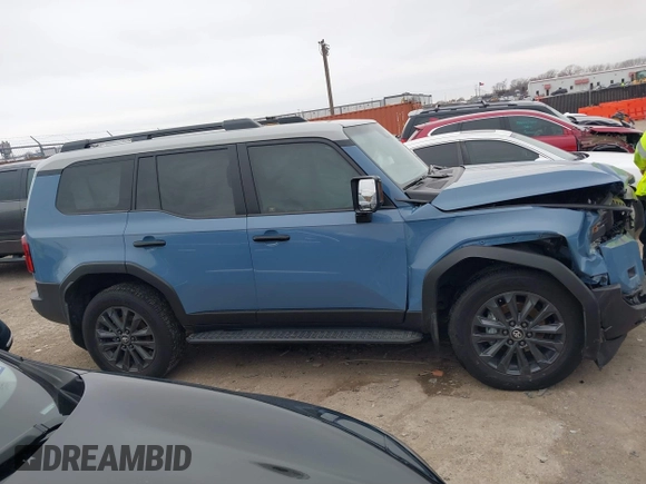 2024 Toyota Land Cruiser z VIN JTEABFAJ9RK015313, wystawiony jako IAAI lot #41573592 z przebiegiem 11 124 mil mil oraz . Historia ofert i sprzedaży dostępna na DreamBid. Obrazek 13.
