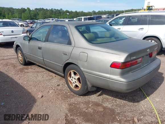 1999 Toyota Camry LE z VIN 4T1BF22K9XU081256, wystawiony jako IAAI lot #42208556 z przebiegiem 236 198 mil mil oraz . Historia ofert i sprzedaży dostępna na DreamBid. Obrazek 3.