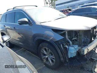2015 Toyota Highlander XLE z VIN 5TDKKRFH8FS050848, wystawiony jako IAAI lot #42279034 z przebiegiem 101 053 mil mil oraz . Historia ofert i sprzedaży dostępna na DreamBid. Obrazek 1.