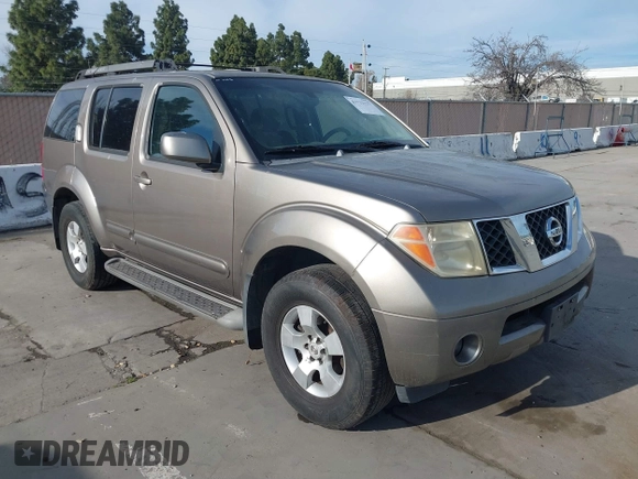 2005 Nissan Pathfinder SE z VIN 5N1AR18W95C765573, wystawiony jako IAAI lot #41732127 z przebiegiem 294 980 mil mil oraz . Historia ofert i sprzedaży dostępna na DreamBid. Obrazek 1.
