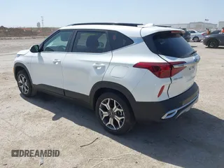 2021 Kia Seltos EX z VIN KNDERCAA4M7165986, wystawiony jako IAAI lot #41815940 z przebiegiem 61 615 mil mil oraz . Historia ofert i sprzedaży dostępna na DreamBid. Obrazek 3.
