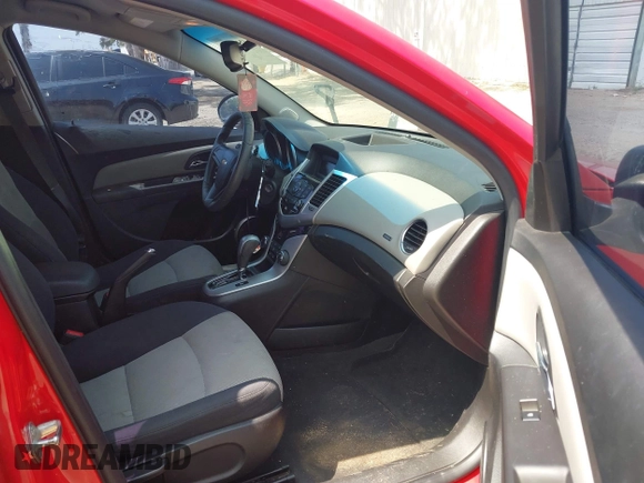 2014 Chevrolet Cruze LS z VIN 1G1PA5SG3E7474065, wystawiony jako IAAI lot #42370071 z przebiegiem 140 795 mil mil oraz . Historia ofert i sprzedaży dostępna na DreamBid. Obrazek 5.