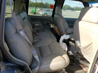 1998 GMC Yukon with VIN 1GKEK13R6WJ706204, listed as a Copart auction lot 77577074 with 186,023 mi miles and Salvage Title. Bid and sale history available at carsss.com. Image 10.
