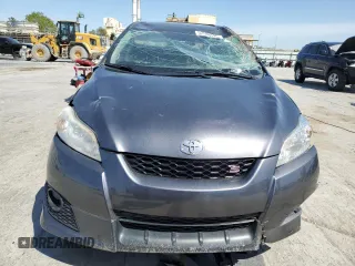 2010 Toyota Matrix S z VIN 2T1KE4EE7AC038080, wystawiony jako Copart lot #52586595 z przebiegiem 159 301 mil mil oraz Szkoda całkowita • Salvage title. Historia ofert i sprzedaży dostępna na DreamBid. Obrazek 5.