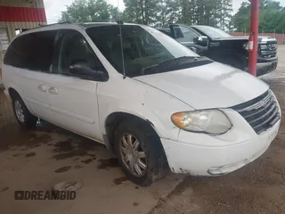 2005 Chrysler Town & Country LX z VIN 2C4GP44RX5R553178, wystawiony jako IAAI lot #42490536 z przebiegiem 206 645 mil mil oraz . Historia ofert i sprzedaży dostępna na DreamBid. Obrazek 1.