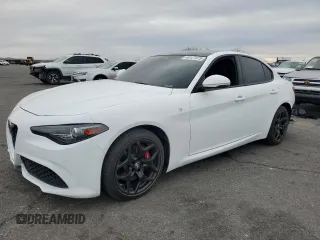 2022 Alfa Romeo Giulia Veloce z VIN ZARFAMBN1N7663010, wystawiony jako Copart lot #49127975 z przebiegiem 13 822 mil mil oraz Szkoda całkowita • Salvage title. Historia ofert i sprzedaży dostępna na DreamBid. Obrazek 1.