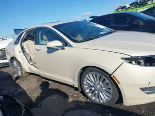 2016 Lincoln MKZ z VIN 3LN6L2G9XGR605070, wystawiony jako IAAI lot #41705442 z przebiegiem 136 565 mil mil oraz . Historia ofert i sprzedaży dostępna na DreamBid. Obrazek 14.