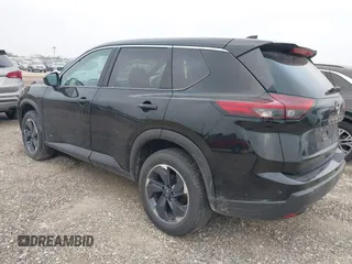 2024 Nissan Rogue SV z VIN 5N1BT3BA2RC694298, wystawiony jako IAAI lot #42300974 z przebiegiem 24 620 mil mil oraz . Historia ofert i sprzedaży dostępna na DreamBid. Obrazek 3.