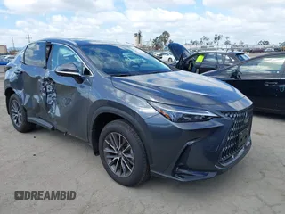2025 Lexus NX 350 Premium z VIN 2T2GGCEZ9SC080938, wystawiony jako IAAI lot #42255649 z przebiegiem 3 064 mil mil oraz . Historia ofert i sprzedaży dostępna na DreamBid. Obrazek 1.