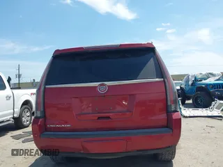2015 Cadillac Escalade Luxury z VIN 1GYS3BKJ3FR275149, wystawiony jako IAAI lot #42052367 z przebiegiem 111 133 mil mil oraz . Historia ofert i sprzedaży dostępna na DreamBid. Obrazek 16.