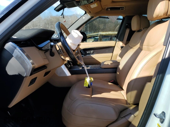 2023 Land Rover Range Rover SE z VIN SALKP9E72PA031813, wystawiony jako Copart lot #45151005 z przebiegiem Nie podano mil oraz Szkoda całkowita • Salvage title. Historia ofert i sprzedaży dostępna na DreamBid. Obrazek 7.