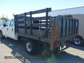 1999 Ford F-350 z VIN 1FDSW34S6XEE06653, wystawiony jako IAAI lot #42697070 z przebiegiem 194 164 mil mil oraz . Historia ofert i sprzedaży dostępna na DreamBid. Obrazek 3.