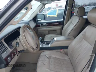 2006 Lincoln Navigator Luxury with VIN 5LMFU285X6LJ28062, listed as a IAAI auction lot 41288717 with 178,371 mi miles. Bid and sale history available at carsss.com. Image 5.
