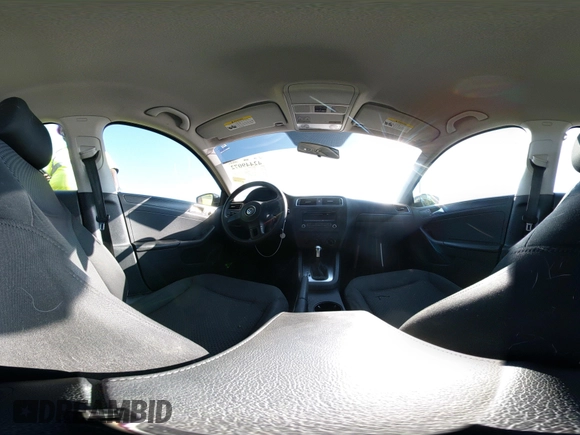 2014 Volkswagen Jetta S z VIN 3VW2K7AJ3EM303858, wystawiony jako IAAI lot #42449072 z przebiegiem 171 959 mil mil oraz . Historia ofert i sprzedaży dostępna na DreamBid. Obrazek 18.