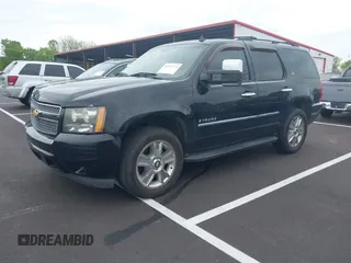 2009 Chevrolet Tahoe LTZ z VIN 1GNFK330X9R130028, wystawiony jako IAAI lot #42113713 z przebiegiem 135 631 mil mil oraz . Historia ofert i sprzedaży dostępna na DreamBid. Obrazek 2.