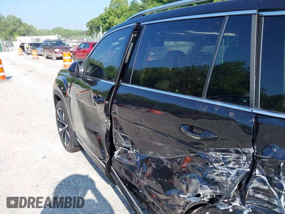 2024 Volkswagen Atlas SEL Premium R-Line with VIN 1V2FR2CA2RC598392, listed as a IAAI auction lot 42418130 with 5,007 mi miles and . Bid and sale history available at DreamBid. Image 19.