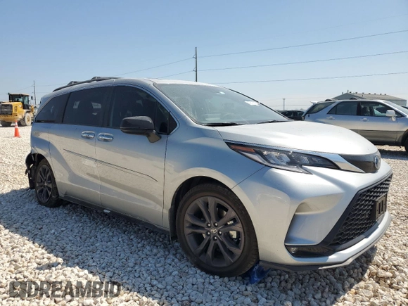 2024 Toyota Sienna XSE with VIN 5TDXRKEC0RS205640, listed as a Copart auction lot 49013925 with 4,340 mi miles and Salvage Title. Bid and sale history available at carsss.com. Image 4.