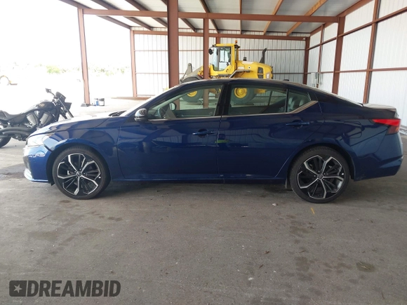 2023 Nissan Altima SR z VIN 1N4BL4CV3PN367086, wystawiony jako IAAI lot #42377083 z przebiegiem 52 417 mil mil oraz . Historia ofert i sprzedaży dostępna na DreamBid. Obrazek 14.