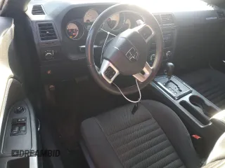 2014 Dodge Challenger SXT z VIN 2C3CDYAG6EH294281, wystawiony jako Copart lot #52330575 z przebiegiem 137 219 mil mil oraz Szkody całkowita. Historia ofert i sprzedaży dostępna na DreamBid. Obrazek 8.