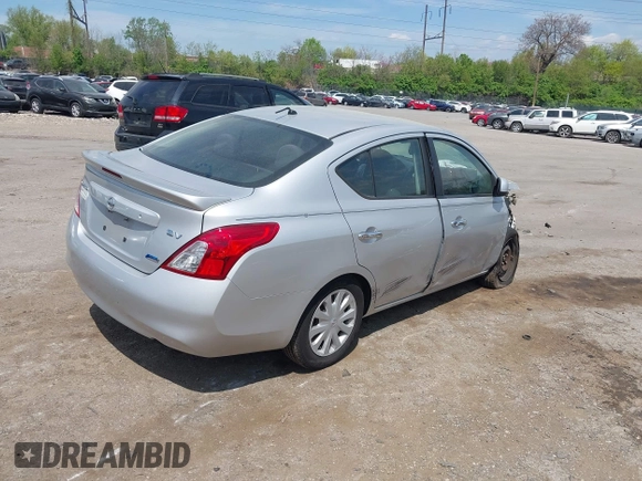 2013 Nissan Versa S Plus z VIN 3N1CN7AP8DL859478, wystawiony jako IAAI lot #42098071 z przebiegiem 107 941 mil mil oraz . Historia ofert i sprzedaży dostępna na DreamBid. Obrazek 4.
