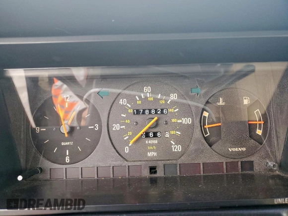 1992 Volvo 240 z VIN YV1AS8805N1467833, wystawiony jako Copart lot #51828515 z przebiegiem 178 826 mil mil oraz Szkoda całkowita • Salvage title. Historia ofert i sprzedaży dostępna na DreamBid. Obrazek 9.