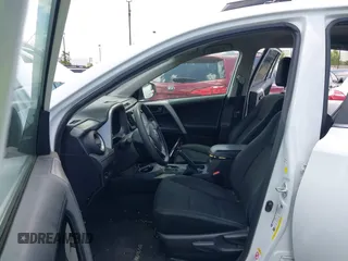 2017 Toyota RAV4 LE z VIN 2T3ZFREV2HW355371, wystawiony jako IAAI lot #42246996 z przebiegiem Nie podano mil oraz . Historia ofert i sprzedaży dostępna na DreamBid. Obrazek 5.