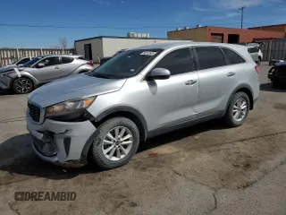 2019 Kia Sorento L z VIN 5XYPG4A30KG610486, wystawiony jako Copart lot #50312625 z przebiegiem 127 633 mil mil oraz Szkoda całkowita • Salvage title. Historia ofert i sprzedaży dostępna na DreamBid. Obrazek 1.