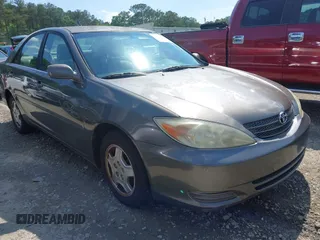 2003 Toyota Camry LE z VIN 4T1BF32K03U551495, wystawiony jako IAAI lot #42275865 z przebiegiem 207 058 mil mil oraz . Historia ofert i sprzedaży dostępna na DreamBid. Obrazek 1.