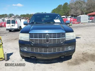 2007 Lincoln Navigator z VIN 5LMFU28547LJ15910, wystawiony jako IAAI lot #41851252 z przebiegiem 296 145 mil mil oraz . Historia ofert i sprzedaży dostępna na DreamBid. Obrazek 12.