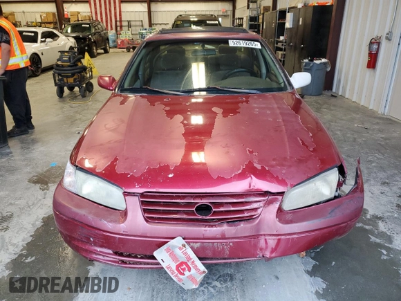 1997 Toyota Camry LE z VIN 4T1BG22K1VU033230, wystawiony jako Copart lot #52619265 z przebiegiem 301 543 mil mil oraz Szkoda całkowita • Salvage title. Historia ofert i sprzedaży dostępna na DreamBid. Obrazek 5.