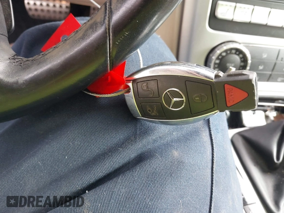 2013 Mercedes-Benz SLK 250 с VIN WDDPK4HAXDF064844, выставлен на аукционе IAAI как лот 41238237 с пробегом 61 180 миль миль и . История ставок и продаж доступна на DreamBid. Изображение 11.
