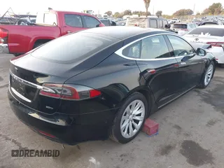 2016 Tesla Model S 90D z VIN 5YJSA1E26GF156108, wystawiony jako IAAI lot #41453148 z przebiegiem 74 717 mil mil oraz . Historia ofert i sprzedaży dostępna na DreamBid. Obrazek 4.