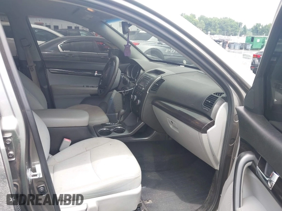 2013 Kia Sorento LX z VIN 5XYKT3A6XDG409434, wystawiony jako IAAI lot #42628868 z przebiegiem 161 972 mil mil oraz . Historia ofert i sprzedaży dostępna na DreamBid. Obrazek 5.
