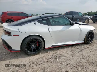 2024 Nissan Z Nismo с VIN JN1BZ4CH9RM360562, выставлен на аукционе Copart как лот 59863775 с пробегом 8 868 миль миль и Списание • Salvage title. История ставок и продаж доступна на DreamBid. Изображение 3.