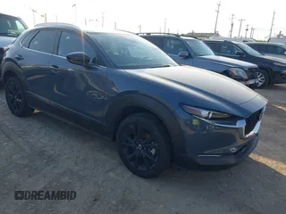 2025 Mazda CX-30 S Carbon Edition z VIN 3MVDMBCM8SM772566, wystawiony jako IAAI lot #42203217 z przebiegiem 4 803 mil mil oraz . Historia ofert i sprzedaży dostępna na DreamBid. Obrazek 1.