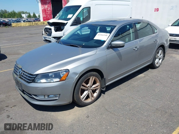 2014 Volkswagen Passat SEL Premium z VIN 1VWCN7A30EC097025, wystawiony jako IAAI lot #42466540 z przebiegiem 149 307 mil mil oraz . Historia ofert i sprzedaży dostępna na DreamBid. Obrazek 2.