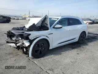 2024 Audi Q8 e-tron Premium Plus z VIN WA15AAGE5RB007032, wystawiony jako Copart lot #86919704 z przebiegiem Nie podano mil oraz Szkoda całkowita • Salvage title. Historia ofert i sprzedaży dostępna na DreamBid. Obrazek 1.