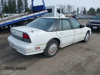 1996 Oldsmobile Cutlass Supreme S z VIN 1G3WH52M6TF328427, wystawiony jako IAAI lot #41718618 z przebiegiem 104 914 mil mil oraz . Historia ofert i sprzedaży dostępna na DreamBid. Obrazek 4.