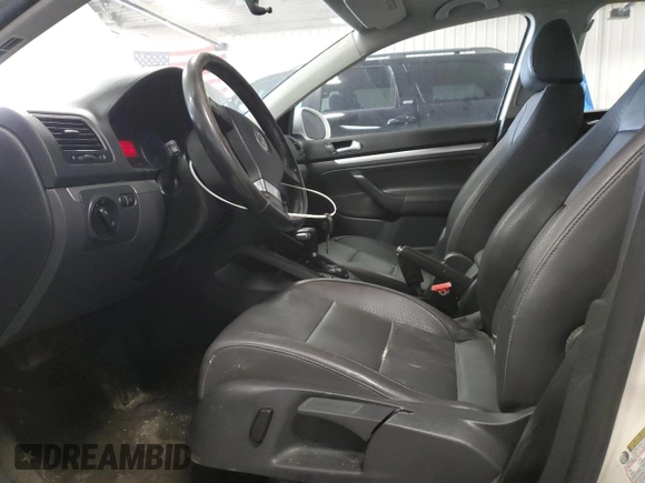 2008 Volkswagen Jetta SE z VIN 3VWRM71K48M168962, wystawiony jako Copart lot #61014415 z przebiegiem 165 679 mil mil oraz Nie do naprawy • Non repairable. Historia ofert i sprzedaży dostępna na DreamBid. Obrazek 7.